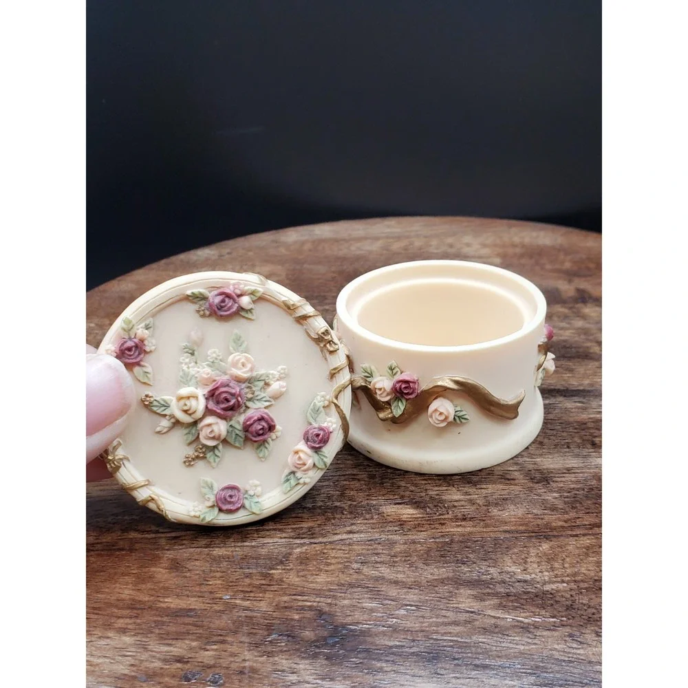 Vintage Elegant Dezine Cake Trinket Box